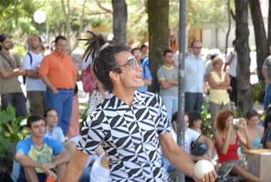 O Trio Descadeirado - CIA. DE CIRCO-TEATRO ITINERANTE EL INDIVIDUO - fotos FOCA LISBOA (3).JPG